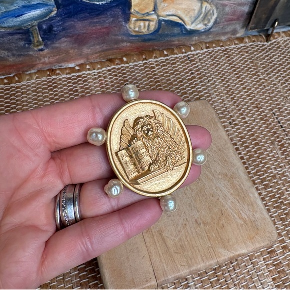 Vintage Ann Hand June 1997 Washington Opera  Winged Lion Gold Tone Pearl Brooch - Picture 2 of 9